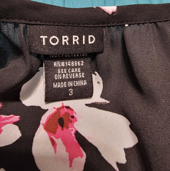 Torrid Floral Print Georgette‎ Cold Shoulder Blouse Size 3 - Picture 4 of 10